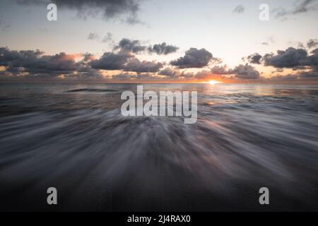 Die Sonne geht über dem Meer in Delray Beach, Florida, auf. Stockfoto