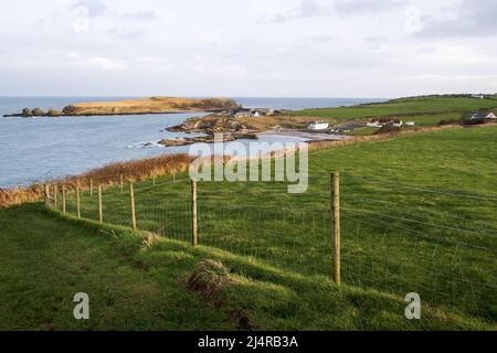 Blick von den Höhen auf den Hafen von Portmuck auf Islandmagee, County Antrim, Nordirland. Stockfoto