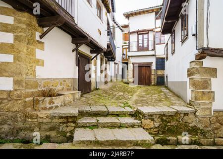 Satz von alten Häusern mit Steintreppen und Holztür im Dorf Candelario, Salamanca. Stockfoto