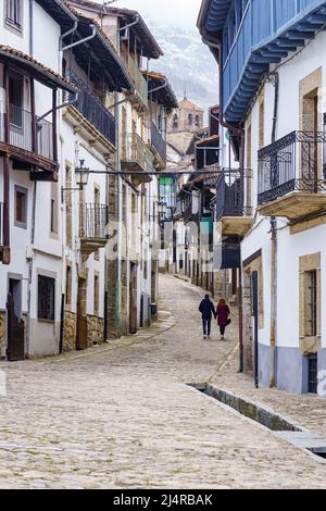 Schmale Gasse mit Blick auf die hohen Berge im hübschen Dorf Candelario, Salamanca, Spanien. Stockfoto