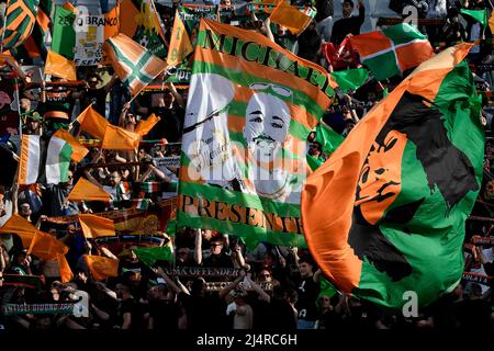 Venezia-Fans jubeln während des Fußballspiels ACF Fiorentina und FC Venezia im Artemio Franchi-Stadion in Florenz (Italien) in der Serie A 2021/2022 an Stockfoto