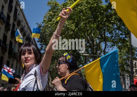 Barcelona, Spanien. 17. April 2022. Demonstranten halten ukrainische Flaggen während der Demonstration. Hunderte von Ukrainern mit Wohnsitz in Barcelona haben im Zentrum von Barcelona demonstriert, um ihre Unterstützung für den Widerstand der ukrainischen Bevölkerung zu zeigen. Kredit: SOPA Images Limited/Alamy Live Nachrichten Stockfoto