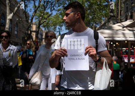 Barcelona, Spanien. 17. April 2022. Ein Protestler hält während der Demonstration ein Plakat mit seiner Meinung. Hunderte von Ukrainern mit Wohnsitz in Barcelona haben im Zentrum von Barcelona demonstriert, um ihre Unterstützung für den Widerstand der ukrainischen Bevölkerung zu zeigen. Kredit: SOPA Images Limited/Alamy Live Nachrichten Stockfoto