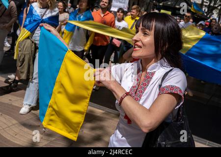 Barcelona, Spanien. 17. April 2022. Ein Protestler hält während der Demonstration eine ukrainische Flagge, während er durch die Straße marschiert. Hunderte von Ukrainern mit Wohnsitz in Barcelona haben im Zentrum von Barcelona demonstriert, um ihre Unterstützung für den Widerstand der ukrainischen Bevölkerung zu zeigen. Kredit: SOPA Images Limited/Alamy Live Nachrichten Stockfoto
