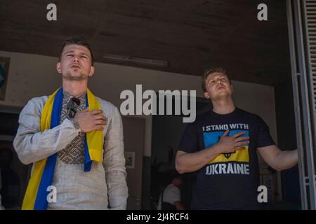 Barcelona, Spanien. 17. April 2022. Die Demonstranten sahen während der Demonstration die ukrainische Nationalhymne singen. Hunderte von Ukrainern mit Wohnsitz in Barcelona haben im Zentrum von Barcelona demonstriert, um ihre Unterstützung für den Widerstand der ukrainischen Bevölkerung zu zeigen. Kredit: SOPA Images Limited/Alamy Live Nachrichten Stockfoto