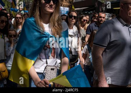 Barcelona, Spanien. 17. April 2022. Eine Protesterin bedeckt sich während der Demonstration mit einer ukrainischen Flagge. Hunderte von Ukrainern mit Wohnsitz in Barcelona haben im Zentrum von Barcelona demonstriert, um ihre Unterstützung für den Widerstand der ukrainischen Bevölkerung zu zeigen. Kredit: SOPA Images Limited/Alamy Live Nachrichten Stockfoto