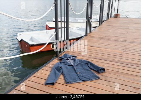 Kindermode - eine Unisex Jacke für einen Jungen oder ein Mädchen; Foto im nautischen Hintergrund. Stockfoto