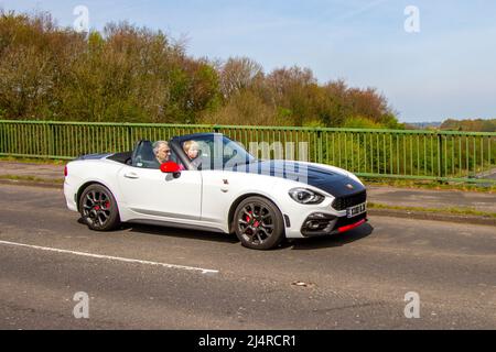 2018 mm, weiß, schwarz, Abarth 124 mm, Spider, MultiAir Auto, 1368cc 6-Gang-Automatikgetriebe Stockfoto