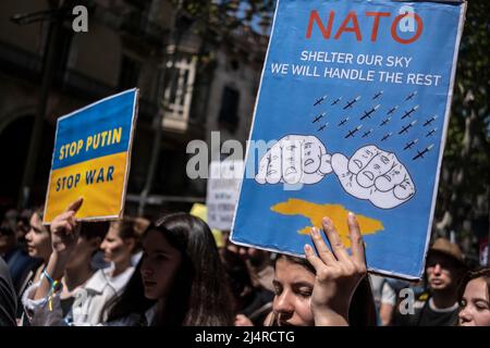 Barcelona, Spanien. 17. April 2022. Die Demonstranten halten während der Demonstration Plakate, auf denen ihre Meinung zum Ausdruck kommt. Hunderte von Ukrainern mit Wohnsitz in Barcelona haben im Zentrum von Barcelona demonstriert, um ihre Unterstützung für den Widerstand der ukrainischen Bevölkerung zu zeigen. (Foto von Paco Freire/SOPA Images/Sipa USA) Quelle: SIPA USA/Alamy Live News Stockfoto