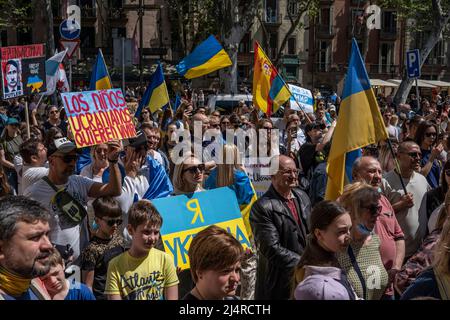 Barcelona, Spanien. 17. April 2022. Während der Demonstration versammeln sich die Demonstranten, während sie Plakate und Flaggen halten. Hunderte von Ukrainern mit Wohnsitz in Barcelona haben im Zentrum von Barcelona demonstriert, um ihre Unterstützung für den Widerstand der ukrainischen Bevölkerung zu zeigen. (Foto von Paco Freire/SOPA Images/Sipa USA) Quelle: SIPA USA/Alamy Live News Stockfoto