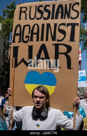 Barcelona, Spanien. 17. April 2022. Ein Protestler hält ein riesiges Plakat, auf dem seine Meinung während der Demonstration zum Ausdruck kommt. Hunderte von Ukrainern mit Wohnsitz in Barcelona haben im Zentrum von Barcelona demonstriert, um ihre Unterstützung für den Widerstand der ukrainischen Bevölkerung zu zeigen. (Foto von Paco Freire/SOPA Images/Sipa USA) Quelle: SIPA USA/Alamy Live News Stockfoto