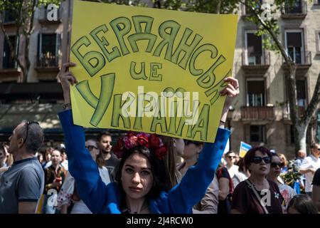 Barcelona, Spanien. 17. April 2022. Eine Protesterin hält während der Demonstration ein Plakat, auf dem sie ihre Meinung zum Ausdruck bringt. Hunderte von Ukrainern mit Wohnsitz in Barcelona haben im Zentrum von Barcelona demonstriert, um ihre Unterstützung für den Widerstand der ukrainischen Bevölkerung zu zeigen. (Foto von Paco Freire/SOPA Images/Sipa USA) Quelle: SIPA USA/Alamy Live News Stockfoto