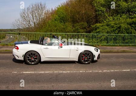 2018 weiß schwarzAbarth 124 Spider MultiAir Auto 1368cc 6-Gang-Automatik Stockfoto