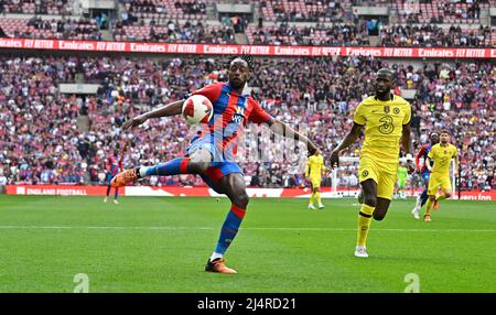 London, Großbritannien. 16. April 2022. Jean-Philippe Mateta (Crystal Palace) hat beim Halbfinale des FA Cup zwischen Chelsea und Crystal Palace am 17. 2022. April im Wembley Stadium in London, England, einen Schuss gemacht. (Foto: Garry Bowden/phcimages.com) Kredit: PHC Images/Alamy Live News Stockfoto