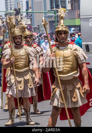 Menschen in Kostümen römischer Soldaten bei einer Karfreitagsprozession in San José, Costa Rica. Stockfoto