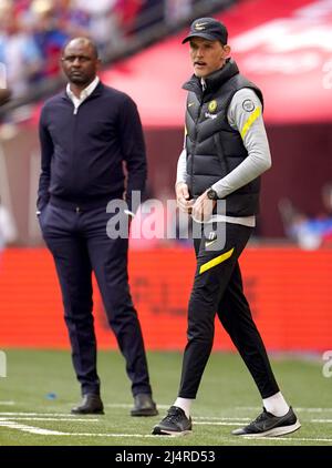 Chelsea-Manager Thomas Tuchel (rechts) und Crystal Palace-Manager Patrick Vieira beim Halbfinale des Emirates FA Cup im Wembley Stadium, London. Bilddatum: Sonntag, 17. April 2022. Stockfoto