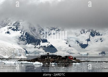 Blick auf die chilenische Station Gonzales Videla, auf dem Wasserboat Point des antarktischen Festlandes in Paradise Bay - Antarktis Stockfoto