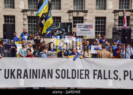 London, Großbritannien. 17.. April 2022. Demonstranten versammelten sich vor der Downing Street, um sich solidarisch mit der Ukraine zu zeigen, während Russland seinen Krieg fortsetzt. Kredit: Vuk Valcic/Alamy Live Nachrichten Stockfoto