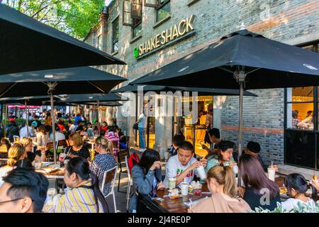 Shanghai, China, Straßenszene, große Menschenmengen, Chinesen teilen Mahlzeiten in der Fast Food Restaurant Terrace, 'Shake Shack', im Stadtzentrum, Mittelklasse asien Stockfoto