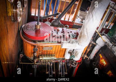 Nahaufnahme eines antiken Dampfkohlebefeuerten Bootsmotors mit Kohlefeuer zur Seite. Stockfoto