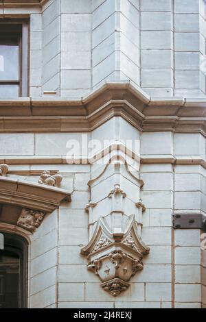 Detail der Einrichtung außerhalb des Art déco-Gebäudes in Tulsa Oklahoma mit Kämmen und Türen in der Nähe. Stockfoto