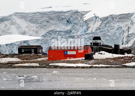 Blick auf die chilenische Station Gonzales Videla, auf dem Wasserboat Point des antarktischen Festlandes in Paradise Bay - Antarktis Stockfoto