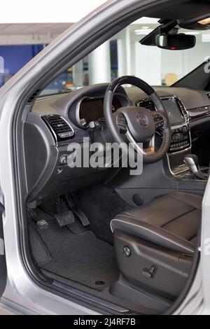 Russland, Izhevsk - 4. März 2022: Jeep Showroom. Innenraum des neuen modernen Grand Cherokee Autos. Ansicht mit geöffneter Fahrertür. Alliance Stellantis. Stockfoto