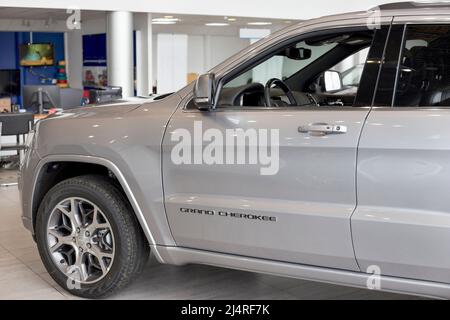 Russland, Izhevsk - 4. März 2022: Jeep Showroom. Neuer moderner Geländewagen Grand Cherokee im Händlerraum. Zugeschnittenes Bild. Alliance Stellantis. Stockfoto