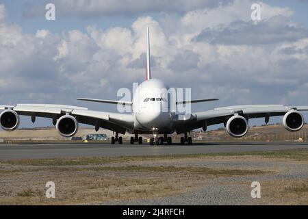 ISTANBUL, TÜRKEI - 05. OKTOBER 2021: Emirates Airbus A380-842 (CN 269) landet auf dem Internationalen Flughafen Istanbul. Stockfoto