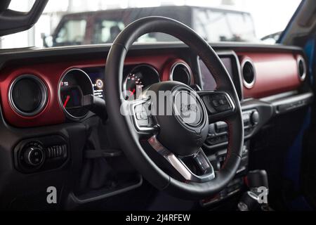 Russland, Izhevsk - 4. März 2022: Jeep Showroom. Innenraum des neuen Wrangler Unlimited im Händlershowroom. Alliance Stellantis. Moderne Verkehrsmittel. Fam Stockfoto