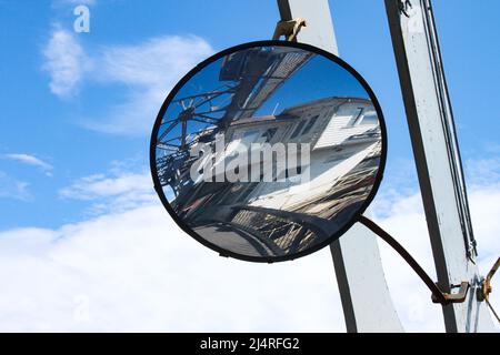 Spiegelung in gebogenem Spiegel auf Zugbrücke in Mystic Conneticut montiert Stockfoto
