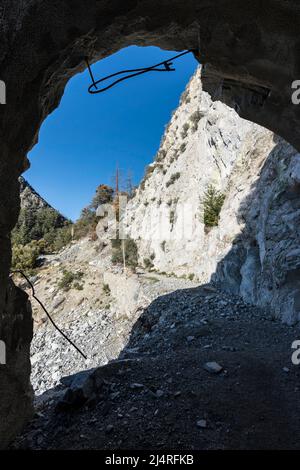 Blick vom Inneren des Muller Tunnels auf der Mt Lowe Road im Angeles National Forest in den San Gabriel Mountains im Los Angeles County, Kalifornien. Stockfoto