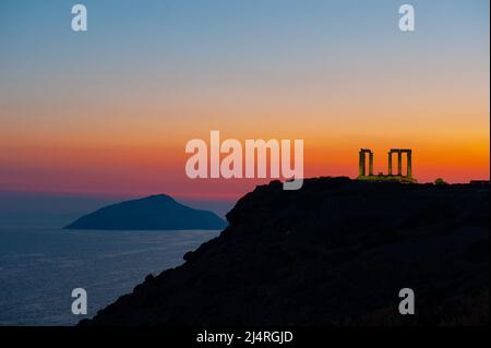 Sonnenuntergang über dem Tempel von Poseidon am Kap Sounion, Griechenland. Stockfoto