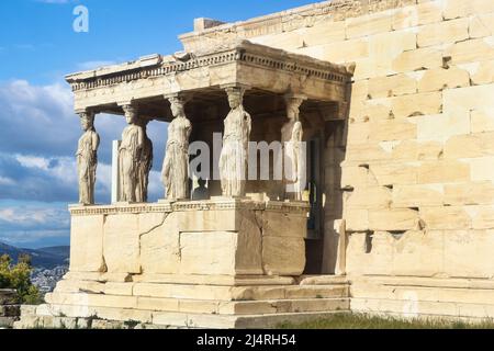 Die Veranda der Karyatiden oder Jungfrauen auf dem alten Erechtheion-Tempel auf der Nordseite der Akropolis wurde Poseidon und Athene gewidmet Stockfoto