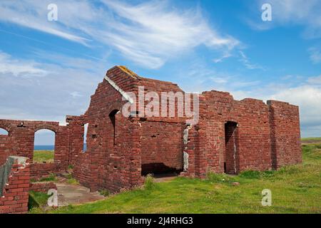 Verödselte Steinbruchgebäude auf der Klippe oberhalb des Porthgain Harbour, Pembrokeshire, Wales, Großbritannien. Stockfoto