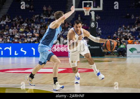 Madrid, Spanien. 17. April 2022. Alberto Abalde (weiß) beim Real Madrid Sieg über Breogán Lugo 90 - 65 in Liga Endesa regulären Saison Spiel (Tag 29) gefeiert in Madrid (Spanien) im Wizink Center. April 17. 2022. (Foto von Juan Carlos García Mate/Pacific Press) Quelle: Pacific Press Media Production Corp./Alamy Live News Stockfoto