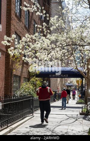 Menschen, die das Frühlingswetter auf Irving Place, NYC, USA, 2022 genießen Stockfoto