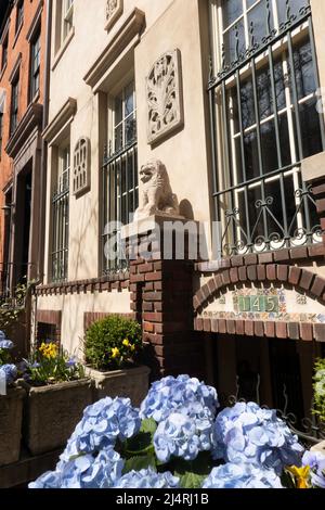 Die East 19. Street liegt im Gramercy Park Historic District in der Nähe von New York City, USA 2022 Stockfoto