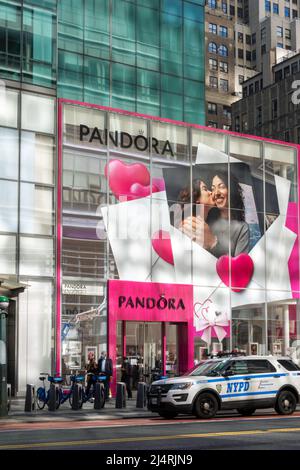 Pandora ist ein Juweliergeschäft in der Nähe des Times Square, NYC, USA, 2022 Stockfoto