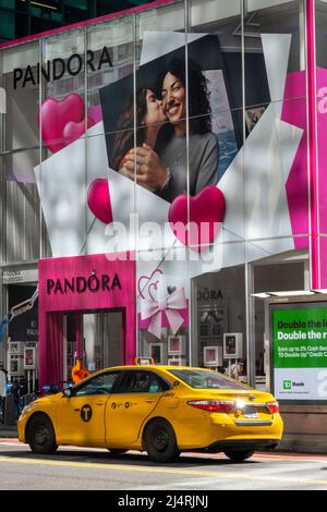 Pandora Jewelry Store in der Nähe des Times Square, NYC, USA, 2022 Stockfoto