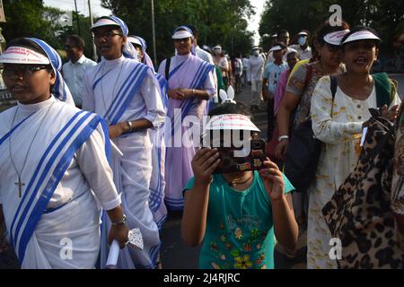 Kalkutta, Westbengalen, Indien. 17. April 2022. Christen marschieren am Ostersonntag in Kalkutta. (Bild: © Sudipta das/Pacific Press via ZUMA Press Wire) Stockfoto