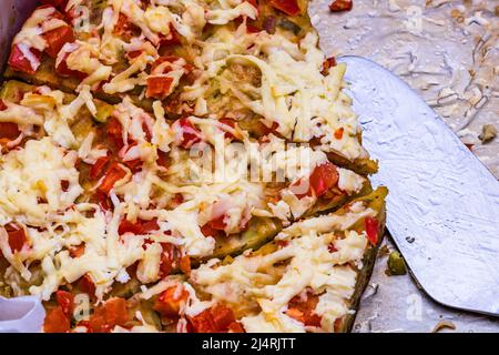 Scheiben frisch gebackener Pastete mit Eiern, Fleisch, Gemüse und Käse. Nahaufnahme des Fotos Stockfoto