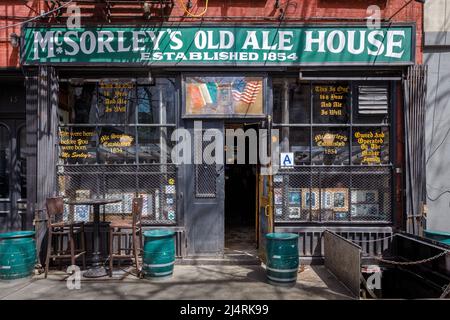 Das alte Ale House von McSorley, East Village, ist der älteste irische Salon der Stadt. New York, NY, USA. Stockfoto