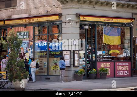 Veselka, das ikonische ukrainische Restaurant im East Village, bekannt für Borscht und Zentrum der ukrainischen Gemeinde. New York, NY, USA. Stockfoto