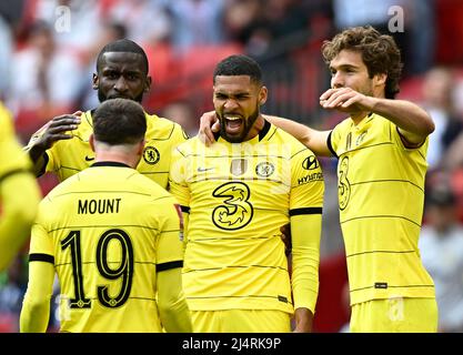 London, Großbritannien. 16. April 2022. Ruben Loftus-Cheek (Chelsea, 12), Torschütze des ersten Chelsea-Tores, wird von seinen Teamkollegen beim Halbfinalspiel des FA Cup zwischen Chelsea und Crystal Palace im Wembley Stadium am 17. 2022. April in London, England, gratuliert. (Foto: Garry Bowden/phcimages.com) Kredit: PHC Images/Alamy Live News Stockfoto