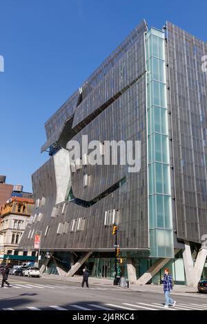 Cooper Union, Lower Manhattan, New York, NY, USA. Das neue akademische Gebäude ist ein grünes LEED-Gebäude von Thom Mayne, 2009. Stockfoto