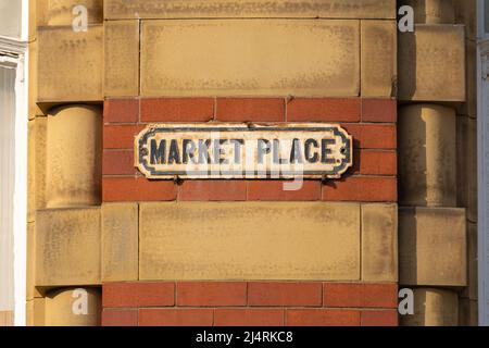 Old Market Place Straßenschild auf Backsteingebäude in englischer Stadt. Stockfoto