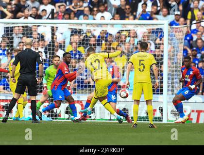 London, Großbritannien. London, Großbritannien. 17.. April 2022, Wembley Stadium, London England: FA Cup Halbfinale, Chelsea gegen Crystal Palace; Ruben Loftus-Cheek von Chelsea schießt und schießt seine Seiten 1. Tore in der 65. Minute, um es 1-0 zu machen.Quelle: Action Plus Sports Images/Alamy Live News Stockfoto