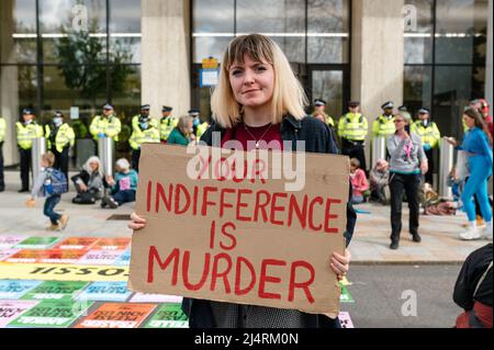 London, Großbritannien. 13. April 2022. Unterstützer des Extinction Rebellion protestieren vor dem Shell-Hauptquartier in London. Demonstranten klebten sich überall um das Gebäude herum Stockfoto