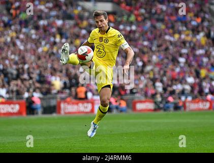 London, Großbritannien. 16. April 2022. Cesar Azpilicueta (Chelsea) während des Halbfinalmatches des FA Cup zwischen Chelsea und Crystal Palace im Wembley Stadium am 17. 2022. April in London, England. (Foto: Garry Bowden/phcimages.com) Kredit: PHC Images/Alamy Live News Stockfoto